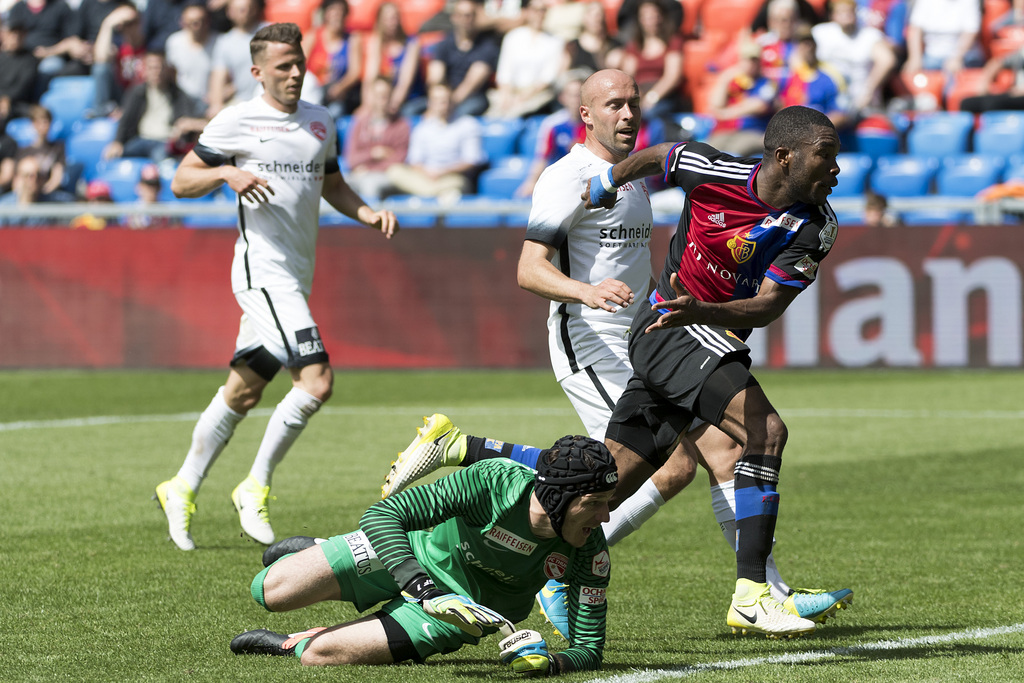 Der Basler Geoffroy Serey Die, rechts, erzielt das 3:2 gegen den Thuner Torhueter Guillaume Faivre, links, im Fussball Meisterschaftsspiel der Super League zwischen dem FC Basel 1893 und dem FC Thun im Stadion St. Jakob-Park in Basel, am Sonntag, 14. Mai 2017. (KEYSTONE/Georgios Kefalas)