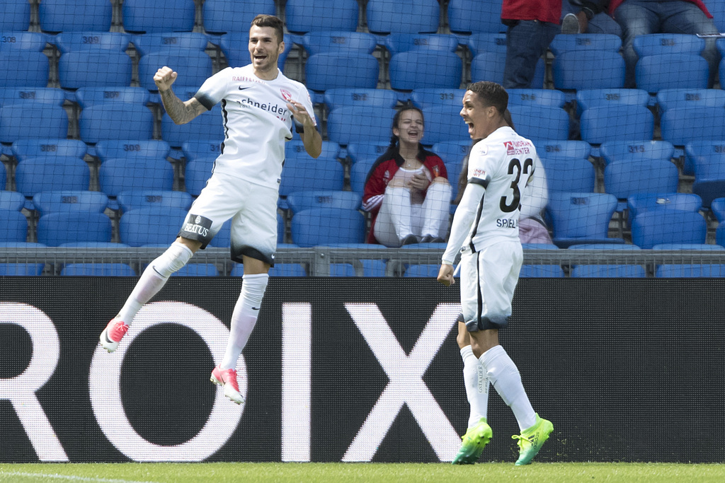 Die Thuner Dejan Sorgic, links und Marvin Spielmann, rechts, jubeln nach dem 3:3 im Fussball Meisterschaftsspiel der Super League zwischen dem FC Basel 1893 und dem FC Thun im Stadion St. Jakob-Park in Basel, am Sonntag, 14. Mai 2017. (KEYSTONE/Georgios Kefalas)