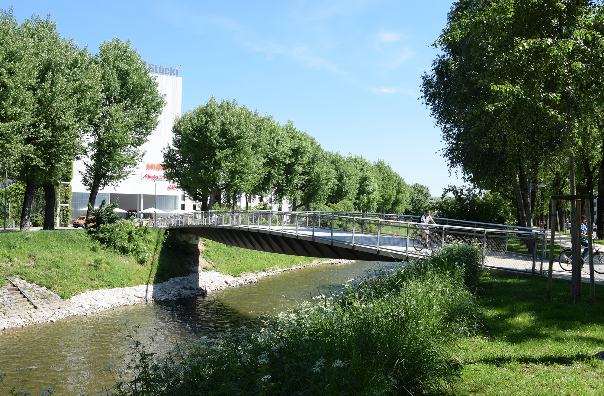 Brücke ins Glück: Der Stückisteg wurde von den Betreibern des Einkaufzentrums gebaut, damit auch Velofahrer den Weg in den Shopping-Tempel finden.