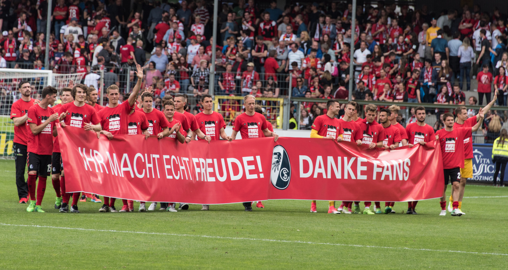 Fu�ball: Bundesliga, SC Freiburg - FC Ingolstadt 04, 33. Spieltag am 13.05.2017 in Schwarzwald-Stadion, Freiburg im Breisgau (Baden-W�rttemberg). Die Freiburger Mannschaft bedankt sich bei den Fans. (Wichtiger Hinweis: Aufgrund der Akkreditierungsbestimmungen der DFL ist die Publikation und Weiterverwertung im Internet und in Online-Medien w�hrend des Spiels auf insgesamt f�nfzehn Bilder pro Spiel begrenzt.) (KEYSTONE/DPA/A3446/_Patrick Seeger)