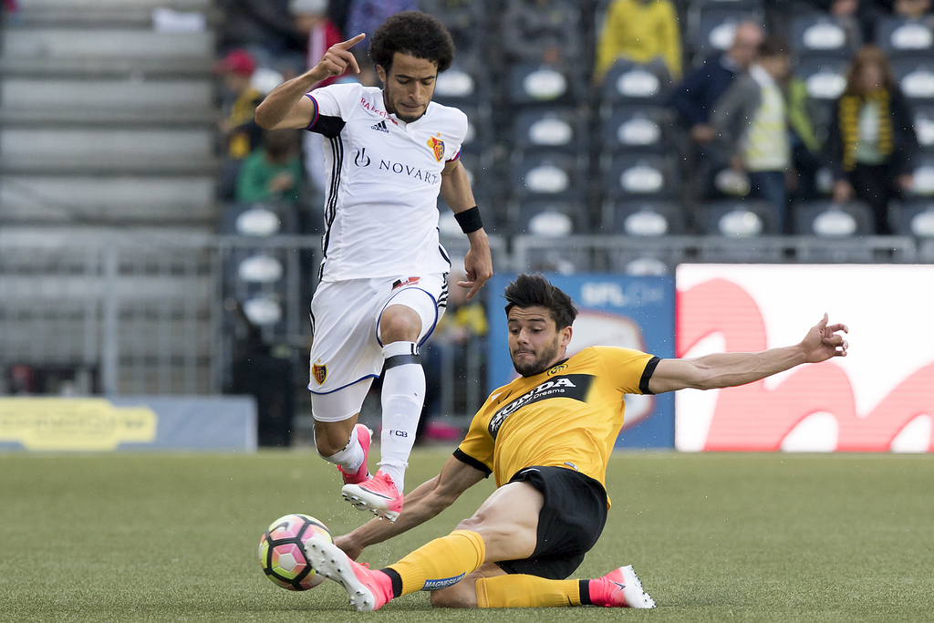 Basler Omar Gaber, links, gegen YBs Loris Benito, rechts, im Fussball Meisterschaftsspiel der Super League zwischen dem BSC Young Boys und dem FC Basel 1893, im Stade de Suisse in Bern, am Sonntag, 21. Mai 2017. (KEYSTONE/Anthony Anex)