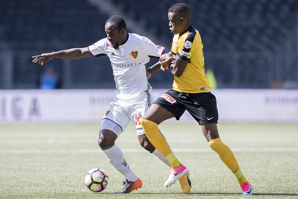 Basler Seydou Doumbia, links, gegen YBs Denis Zakaria, rechts, im Fussball Meisterschaftsspiel der Super League zwischen dem BSC Young Boys und dem FC Basel 1893, im Stade de Suisse in Bern, am Sonntag, 21. Mai 2017. (KEYSTONE/Anthony Anex)