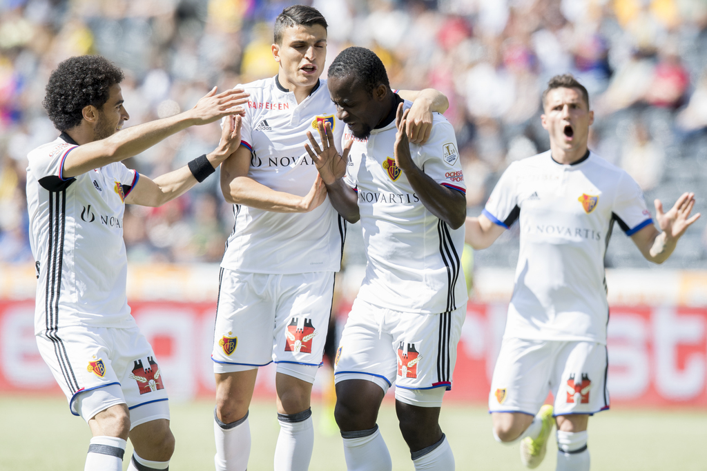 Spieler von FC Basel jubelen nach dem ersten Tor (1:0) von Basler Seydou Doumbia, dritte von links, im Fussball Meisterschaftsspiel der Super League zwischen dem BSC Young Boys und dem FC Basel 1893, im Stade de Suisse in Bern, am Sonntag, 21. Mai 2017. (KEYSTONE/Anthony Anex)