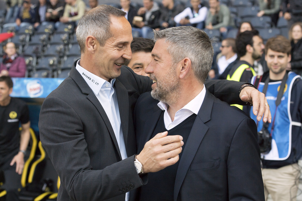 YB Cheftrainer Adi Huetter, links, gratuliert vor dem Spiel Basler Trainer Urs Fischer, rechts, im Fussball Meisterschaftsspiel der Super League zwischen dem BSC Young Boys und dem FC Basel 1893, im Stade de Suisse in Bern, am Sonntag, 21. Mai 2017. (KEYSTONE/Anthony Anex)