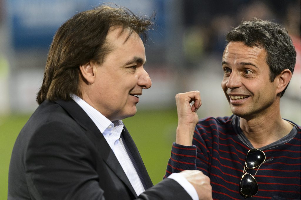 Le president du FC Sion Christian Constantin, gauche, parle avec le president du FC Bale Bernhard Heusler, droite, lors de la demi-finale de la Coupe Suisse de football entre le FC Sion et le FC Basel 1893, ce mercredi 17 avril 2013, au Stade de Tourbillon a Sion. (KEYSTONE/Laurent Gillieron)