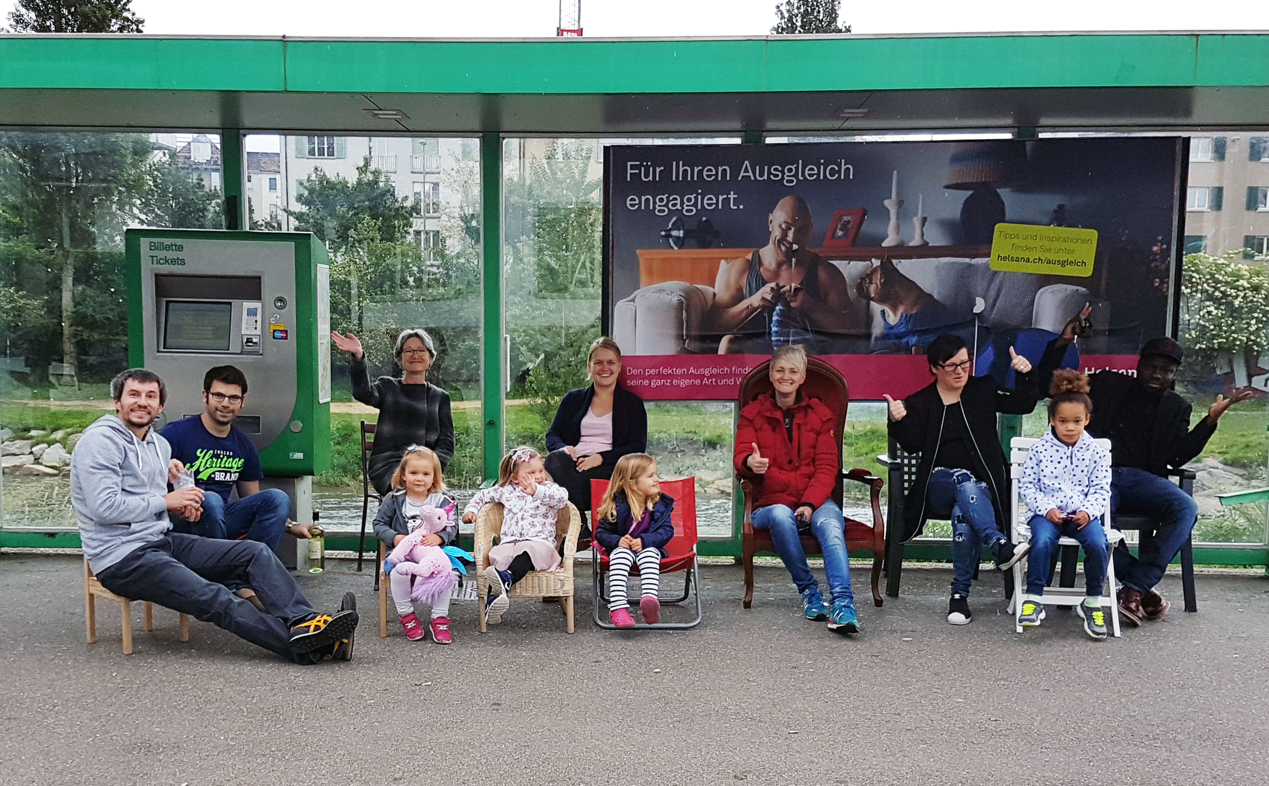 Wenns kein Bänkli hat, müssen Stühle her: Die Anwohner der Birsstrasse wissen sich zu helfen.