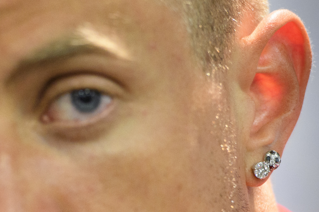 Le joueur valaisan Reto Ziegler porte a son oreille deux boucles d'oreille en diamants dont une en forme de ballon de football lors d'une conference de presse du club de football de Super League FC Sion avant la finale de la Coupe Suisse ce lundi 22 mai 2017 a Martigny. Le FC Sion va rencontrer ce jeudi 25 mai a Geneve le FC Basel en finale de la coupe de Suisse. (KEYSTONE/Laurent Gillieron)