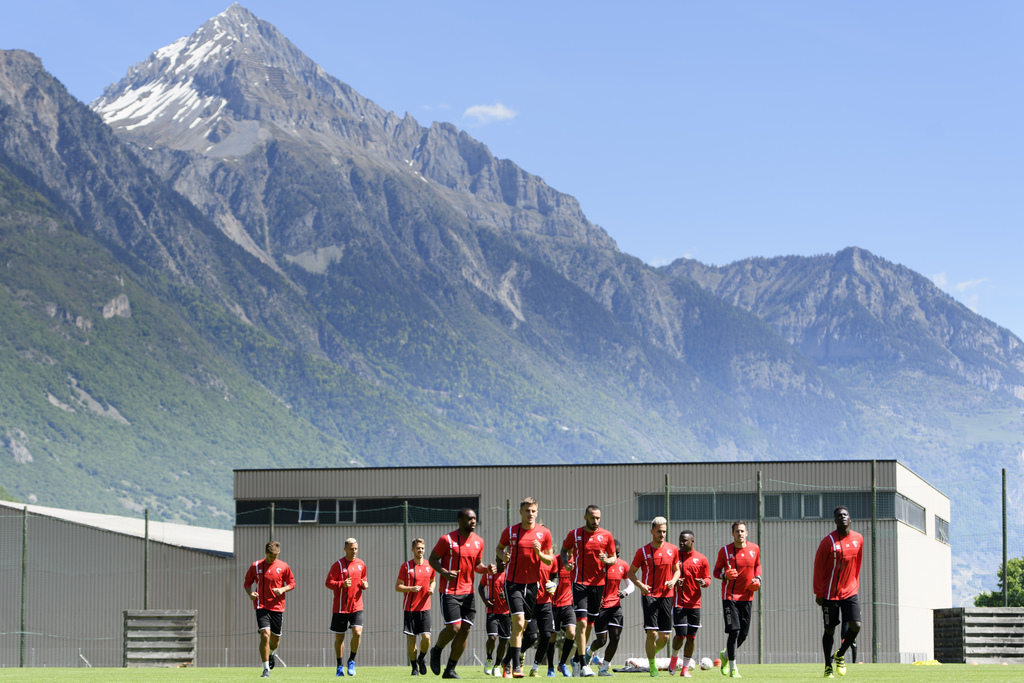 Les joueurs du FC Sion courent lors d'un entrainement avant une conference de presse du club de football de Super League FC Sion avant la finale de la Coupe Suisse ce lundi 22 mai 2017 a Martigny. Le FC Sion va rencontrer ce jeudi 25 mai a Geneve le FC Basel en finale de la coupe de Suisse. (KEYSTONE/Laurent Gillieron)