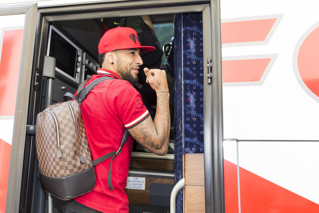 Le joueur valaisan Carlitos entre dans le car, lors du depart en car du club de football de Super League FC Sion ce mardi, 23 mai 2017 a Martigny. Le FC Sion va rencontrer jeudi le FC Basel en finale de la coupe de Suisse. (KEYSTONE/Cyril Zingaro)