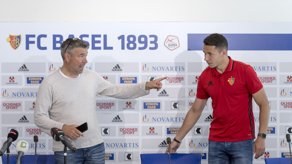 Der Basler Trainer Urs Fischer, links, und Verteidiger Marek Suchy, rechts, waehrend einer Medienkonferenz des FC Basel 1893 im Stadion St. Jakob-Park in Basel, am Dienstag, 23. Mai 2017. (KEYSTONE/Georgios Kefalas)