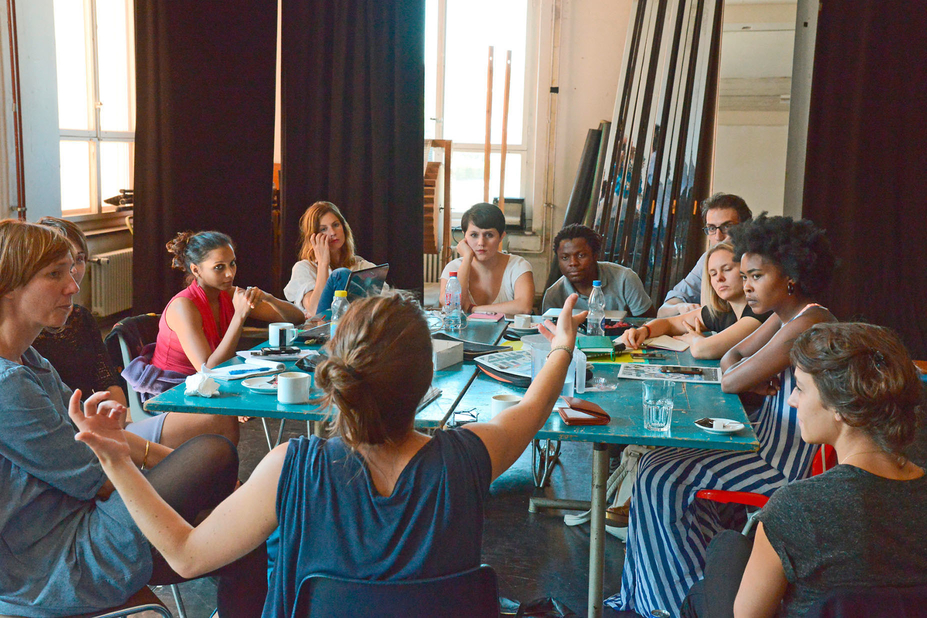 «watch & talk» soll Theaterschaffende vom Produktionsdruck befreien und dazu bewegen, gemeinsam Produktionen anzusehen und sich darüber auszutauschen – wie hier beim Theaterspektakel Zürich.