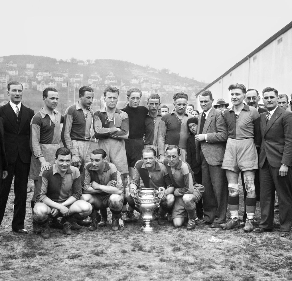 ALS VORSCHAU AUF DEN SCHWEIZER CUPFINAL ZWISCHEN DEM FC SION UND DEM FC BASEL AM DONNERSTAG, 25. MAI 2017, IM STADE DE GENEVE IN GENF STELLEN WIR IHNEN FOLGENDES BILDMATERIAL ZUR VERFUEGUNG - Gruppenbild des FC Basel mit dem Pokal nach dem Sieg im Cupfinal, aufgenommen im April 1933 im Hardturm-Stadion in Zuerich. Der FC Basel siegte gegen die Grasshoppers mit 4 zu 3 und ist Cupsieger. (KEYSTONE/PHOTOPRESS-ARCHIV/Eugen Suter)