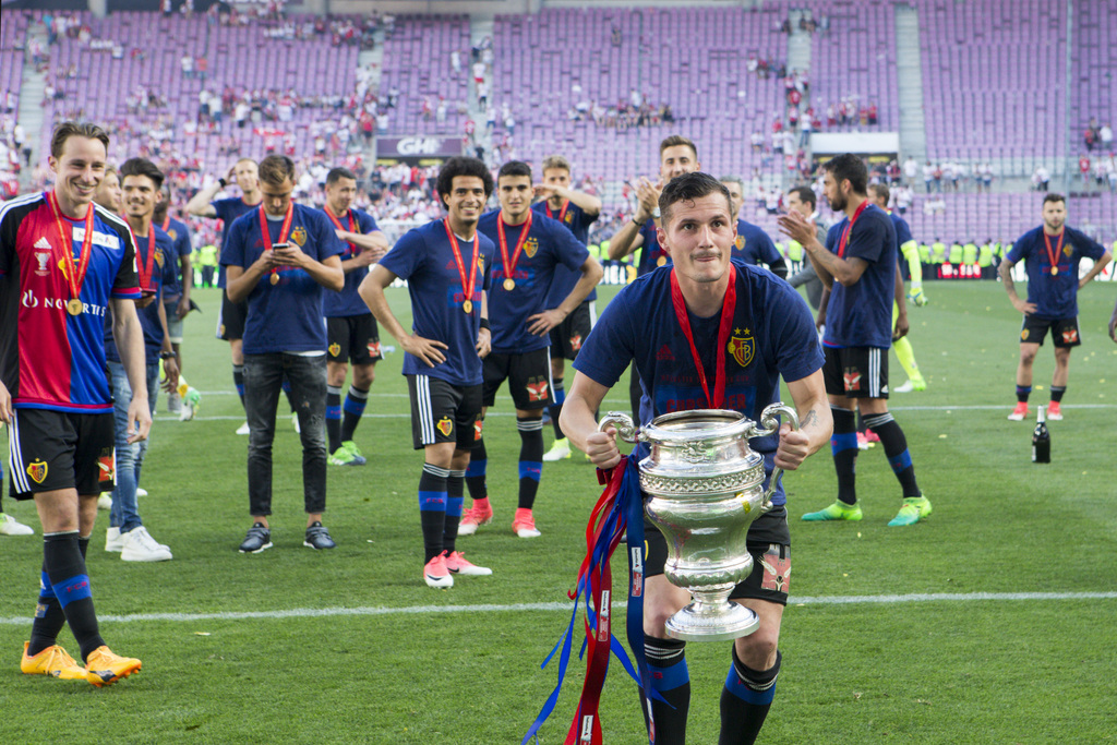 Basel's midfielder Taulant Xhaka cheers with the trophy after winning the Swiss Cup final soccer match between FC Basel 1893 and FC Sion at the stade de Geneve stadium, in Geneva, Switzerland, on Thursday, May 25, 2017. (KEYSTONE/Salvatore Di Nolfi)