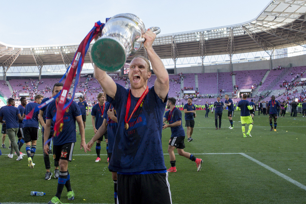 Basel's defender Michael Lang cheers with the trophy after winning the Swiss Cup final soccer match between FC Basel 1893 and FC Sion at the stade de Geneve stadium, in Geneva, Switzerland, on Thursday, May 25, 2017. (KEYSTONE/Salvatore Di Nolfi)
