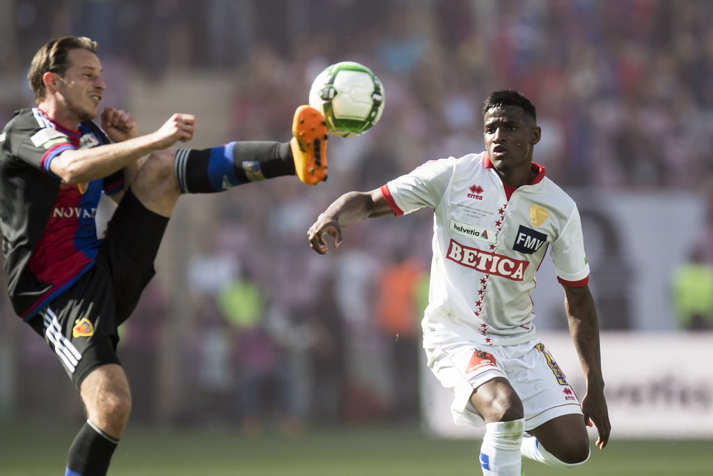 Basel's midfielder Luca Zuffi, left, fights for the ball with, Sion's midfielder Joaquim Adao, right, during the the Swiss Cup final soccer match between FC Basel 1893 and FC Sion at the stade de Geneve stadium, in Geneva, Switzerland, Thursday, May 25, 2017. (KEYSTONE/Jean-Christophe Bott)