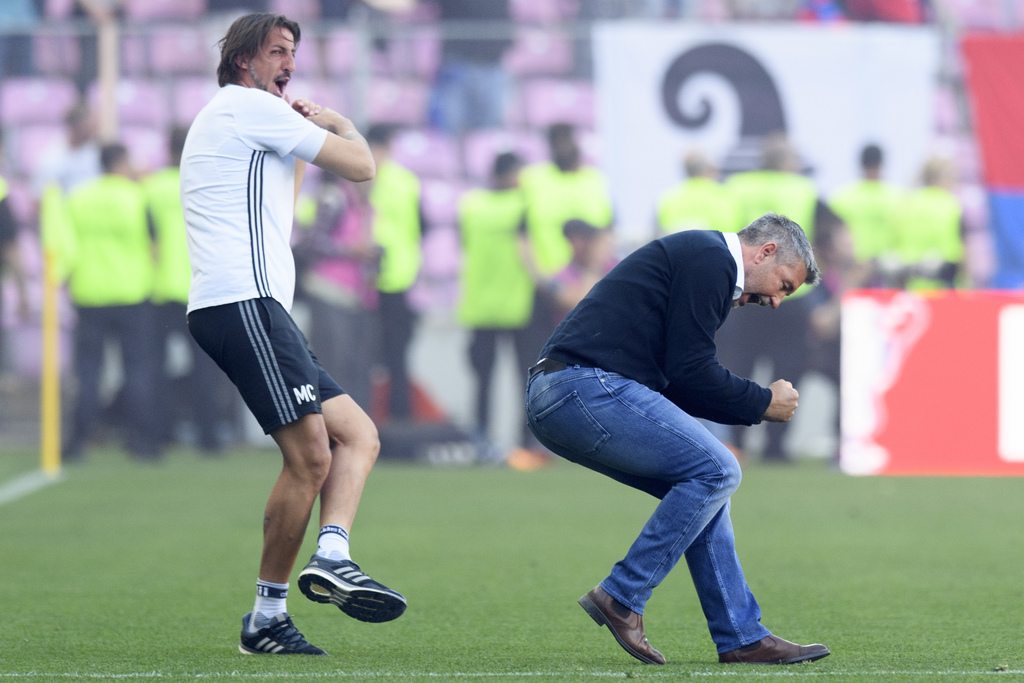 Basel's head coach Urs Fischer, right, and Basel's goalkeeper coach Massimo Colomba, left, celebrates after winning the the Swiss Cup final soccer match between FC Basel 1893 and FC Sion at the stade de Geneve stadium, in Geneva, Switzerland, Thursday, May 25, 2017. (KEYSTONE/Laurent Gillieron)