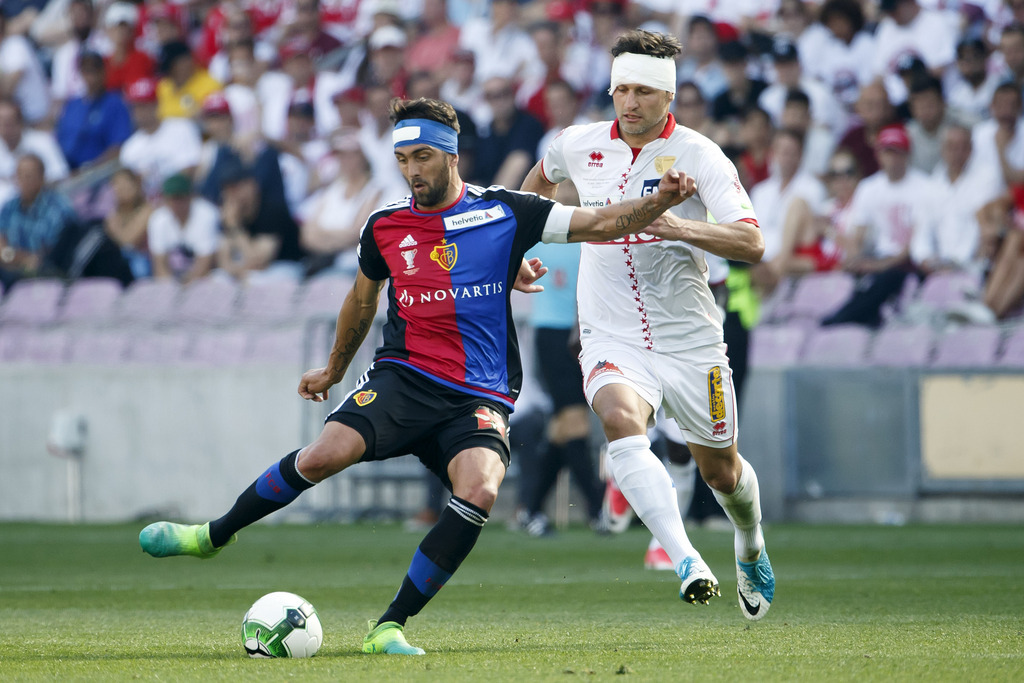 Basel's midfielder Matias Delgado of Argentina, left, fights for the ball with Sion's midfielder Veroljub Salatic, right, during the the Swiss Cup final soccer match between FC Basel 1893 and FC Sion at the stade de Geneve stadium, in Geneva, Switzerland, Thursday, May 25, 2017. (KEYSTONE/Salvatore Di Nolfi)