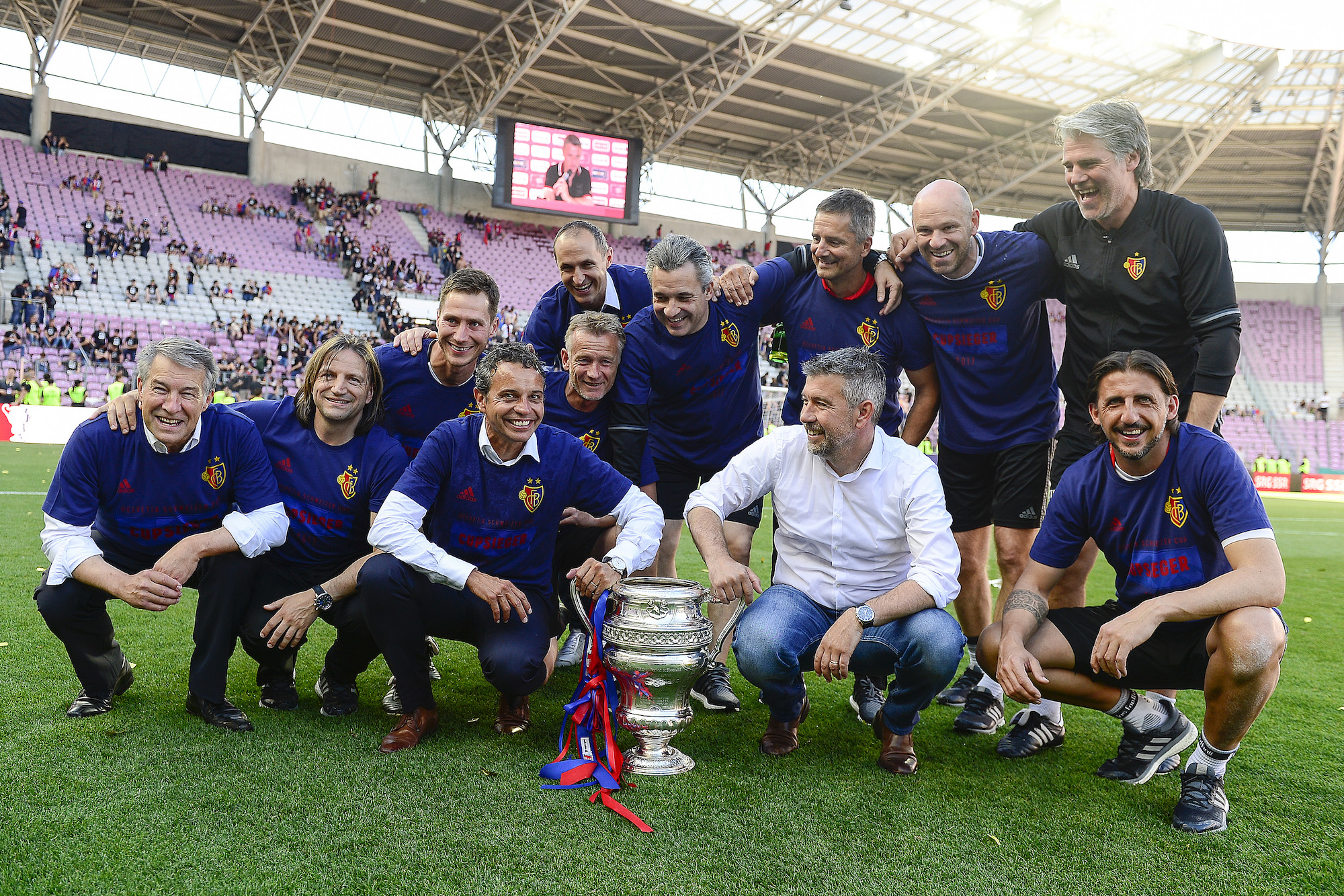 25.05.2017; Genf; Fussball Schweizer Cup - FC Basel - FC Sion; Teamcoach Gustav Nussbaumer (Basel) , Physio Nicolas Unternaehrer (Basel) , Physio Dirk Wuest (Basel) , Physio Peter Hohl (Basel) Praesident Bernhard Heusler (Basel), Trainer Urs Fischer (Basel) Roger Eglin, Material (Basel) Thomas Haeberli (Basel), Scouting Chef Ruedi Zbinden (Basel) Assistenztrainer Marco Walker (Basel) ,Assistenztariner Markus Hoffmann (Basel) und Torhuetertrainer Massimo Colomba (Basel) (Daniela Frutiger/freshfocus)