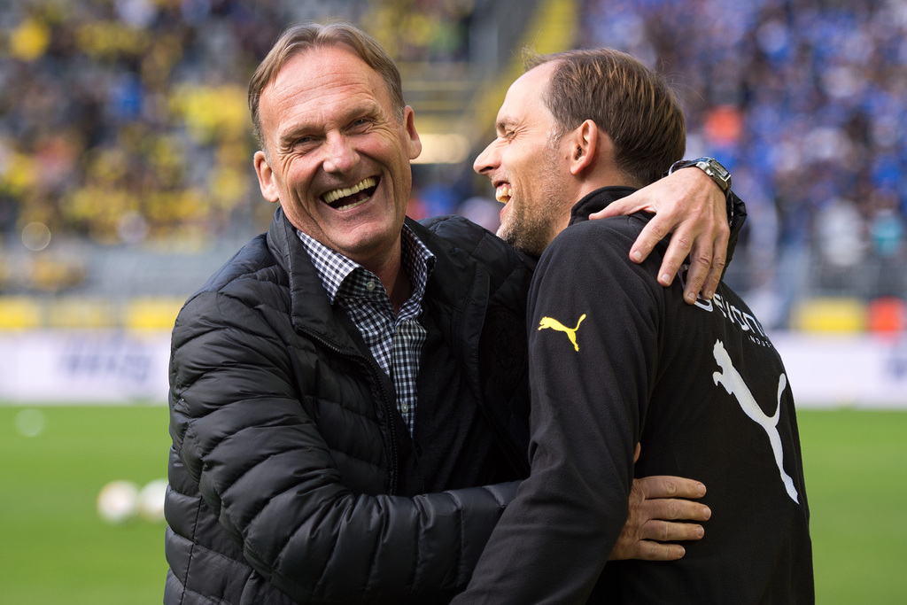 ARCHIV - Fu�ball: Bundesliga - 7. Spieltag: Borussia Dortmund - Darmstadt 98 am 27.09.2015 im Signal-Iduna-Park in Dortmund (Nordrhein-Westfalen). Dortmunds Gesch�ftsf�hrer Hans-Joachim Watzke und Trainer Thomas Tuchel begr��en sich vor der Partie. (zu dpa-Meldung: �Chronik einer Entfremdung: Coach Tuchel versus Vereinsboss Watzke� vom 24.05.2017) (KEYSTONE/DPA/A4014/_Marius Becker)
