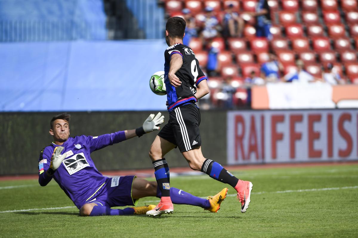 28.05.2017; Zuerich; Fussball Super League - Grasshopper Club Zuerich - FC Basel; Torhueter Joel Mall (GC)gegen Andraz Sporar (Basel) (Daniela Frutiger/freshfocus)