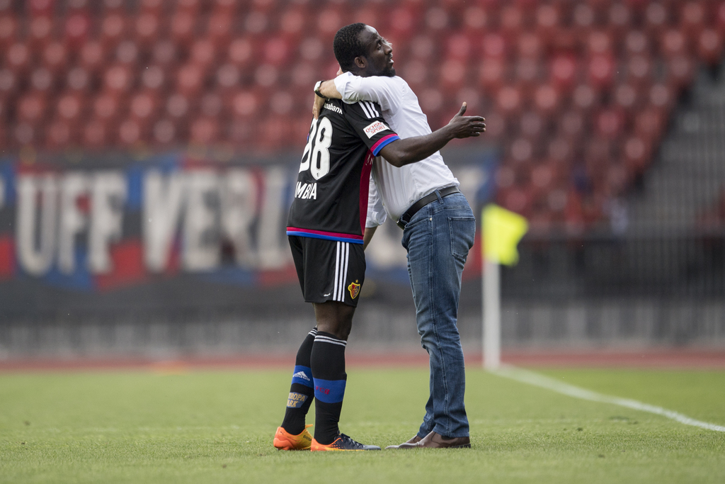 Basler Seydou Doumbia, links, und Basler Trainer Urs Fischer umarmen sich im Super League Fussballspiel zwischen dem Grasshopper Club Zuerich und dem FC Basel im Letzigrund, am Sonntag, 28. Mai 2017 in Zuerich. (KEYSTONE/Ennio Leanza)