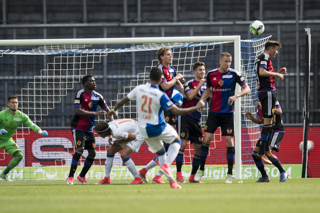 GCs Caio (Caio Cesar Alves dos Santos), Mitte, trifft zum 1:1 Tor im Super League Fussballspiel zwischen dem Grasshopper Club Zuerich und dem FC Basel im Letzigrund, am Sonntag, 28. Mai 2017 in Zuerich. (KEYSTONE/Ennio Leanza)