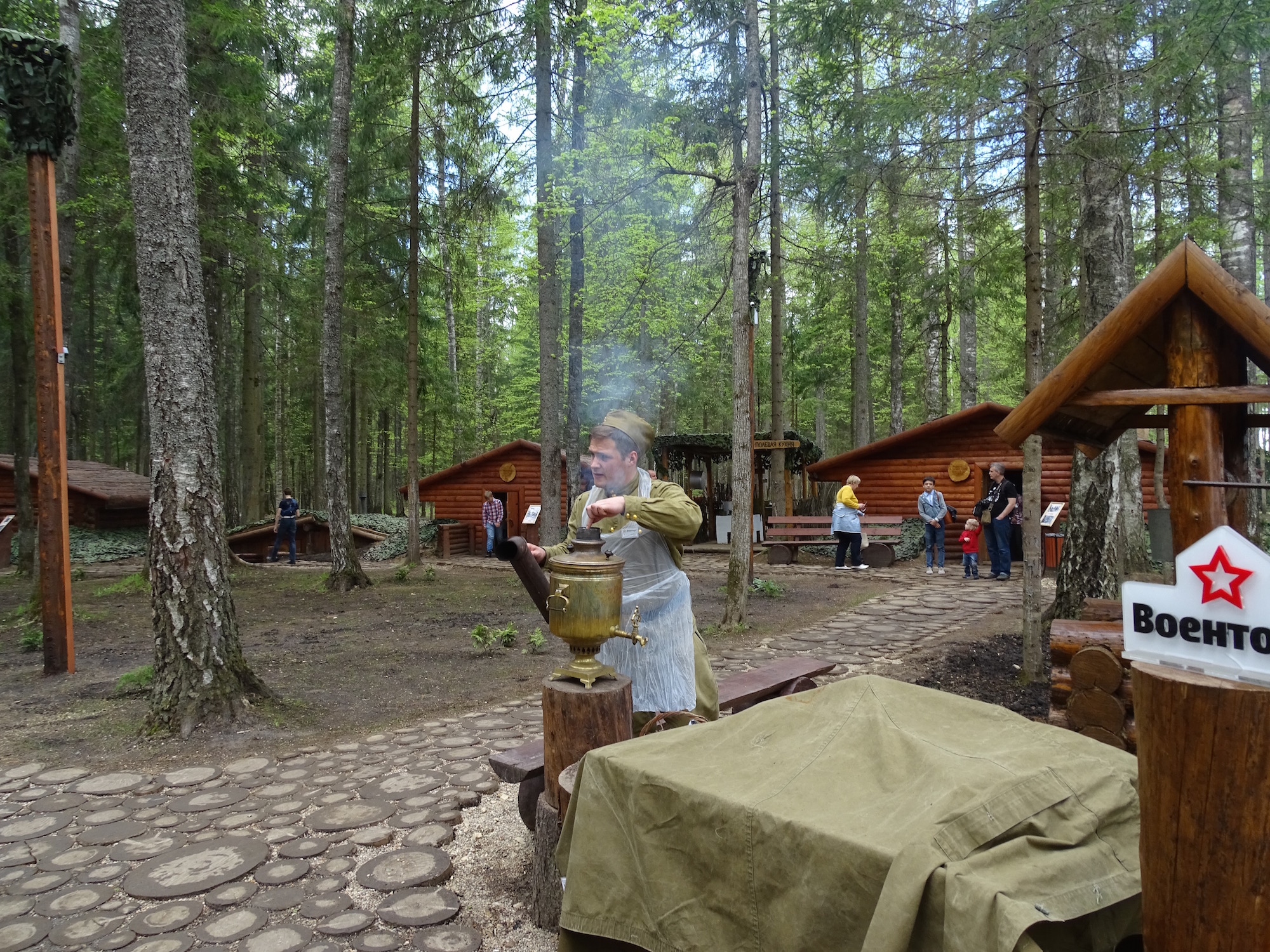 In den Parkteilen, die schon besucht werden können, wird die Zeit des Zweiten Weltkriegs als heroisches Vergnügen stilisiert. Das Teekochen nach alter Art gehört zum Lebensgefühl.