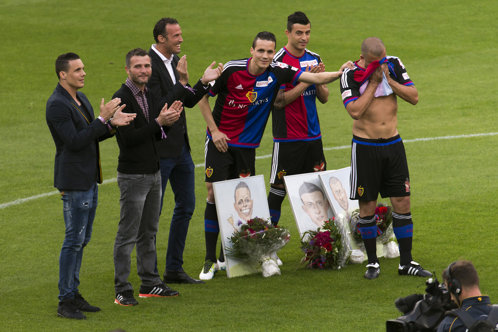 David Degen, Alex Frei und Marco Streller applaudieren bei der Verabschieung von Philipp Degen, Behrang Safari und Walter Samuel, von links, vor dem Fussball Meisterschaftsspiel der Super League zwischen dem FC Basel 1893 und dem Grasshopper Club Zuerich, im Stadion St. Jakob-Park in Basel, am Mittwoch, 25. Mai 2016. (KEYSTONE/Patrick Straub)