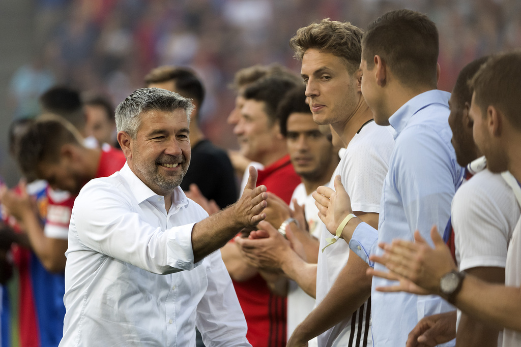 Urs Fischer, Trainer des FC Basel 1893, verabschiedet sich von seiner Mannschaft vor dem letzten Fussball Meisterschaftsspiel der Super League der Saison 2016/17 im Stadion St. Jakob-Park in Basel, am Freitag, 2. Juni 2017. (KEYSTONE/Georgios Kefalas)