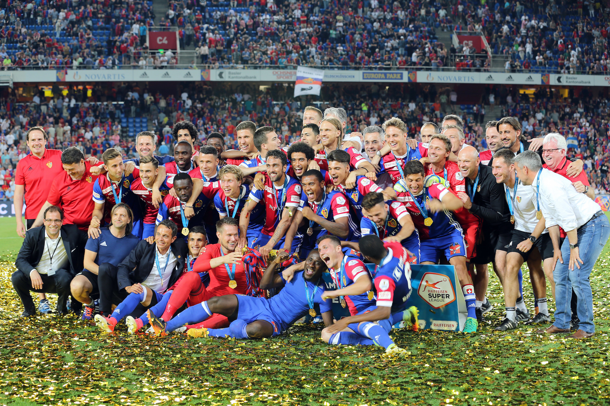 Basel, 02.06.2017, Fussball Super League, FC Basel - FC St. Gallen. Der FC Basel mit Pokal. (Giuseppe Esposito/EQ Images)