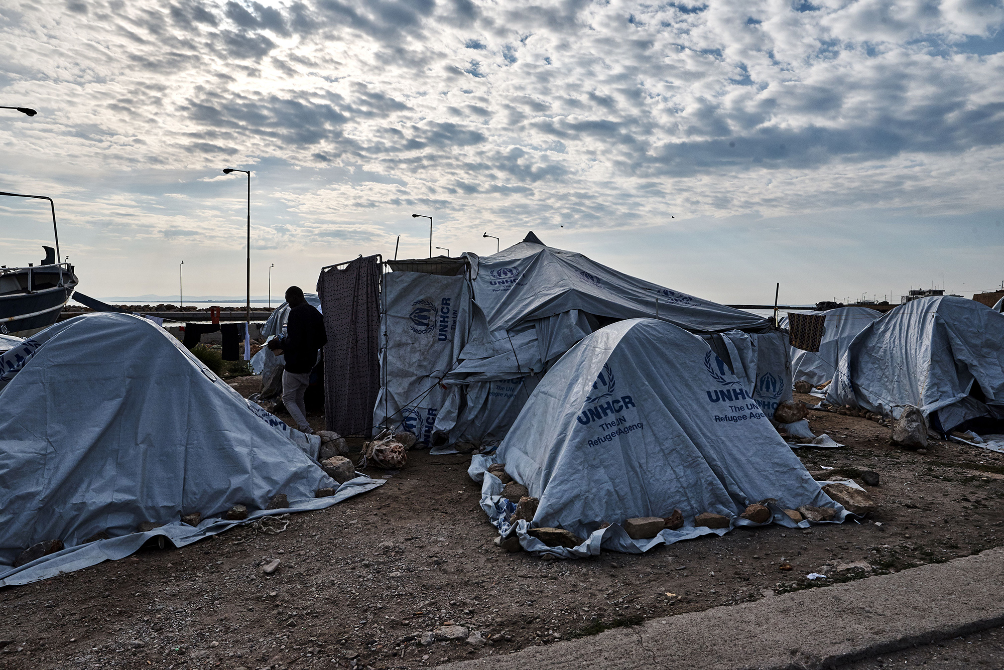 Camps überfüllt: Aus Platznot hausen zahlreiche Flüchtlinge auf Brachen oder am Strand auf der Ägäisinsel Chios.