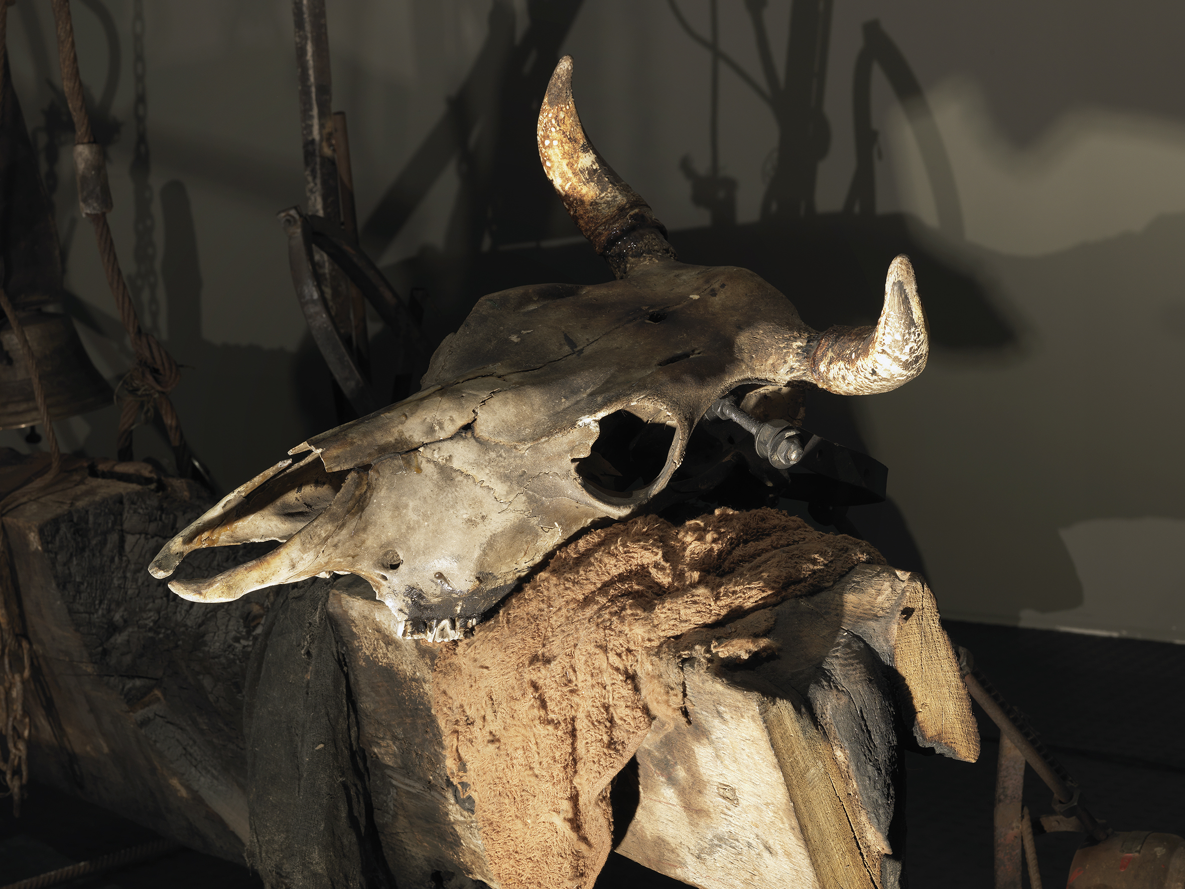 Detail aus «Mengele Totentanz» von Jean Tinguely.