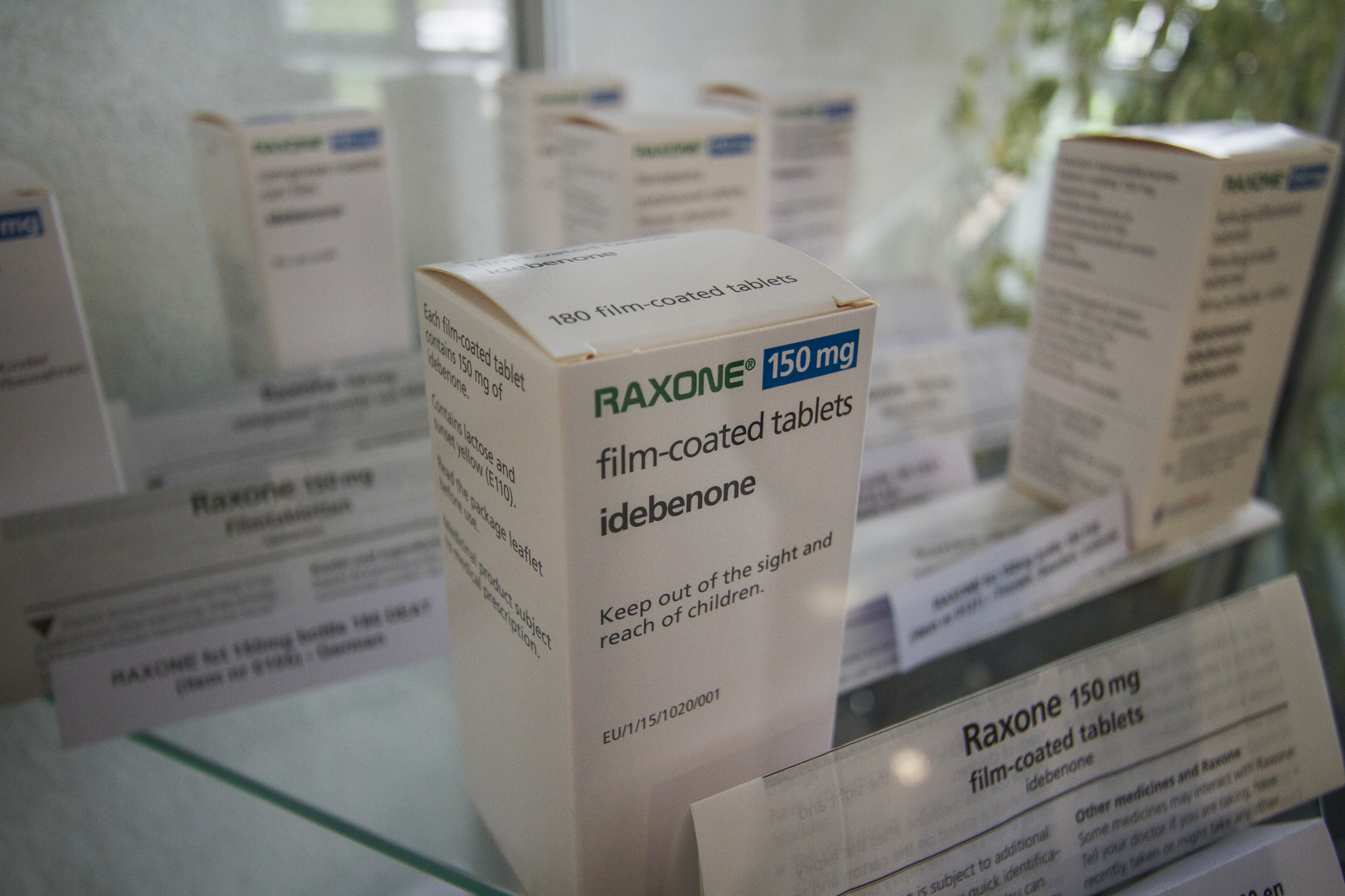 In dieser Vitrine stehen rund 30'000 Franken in Form von Medikamenten.