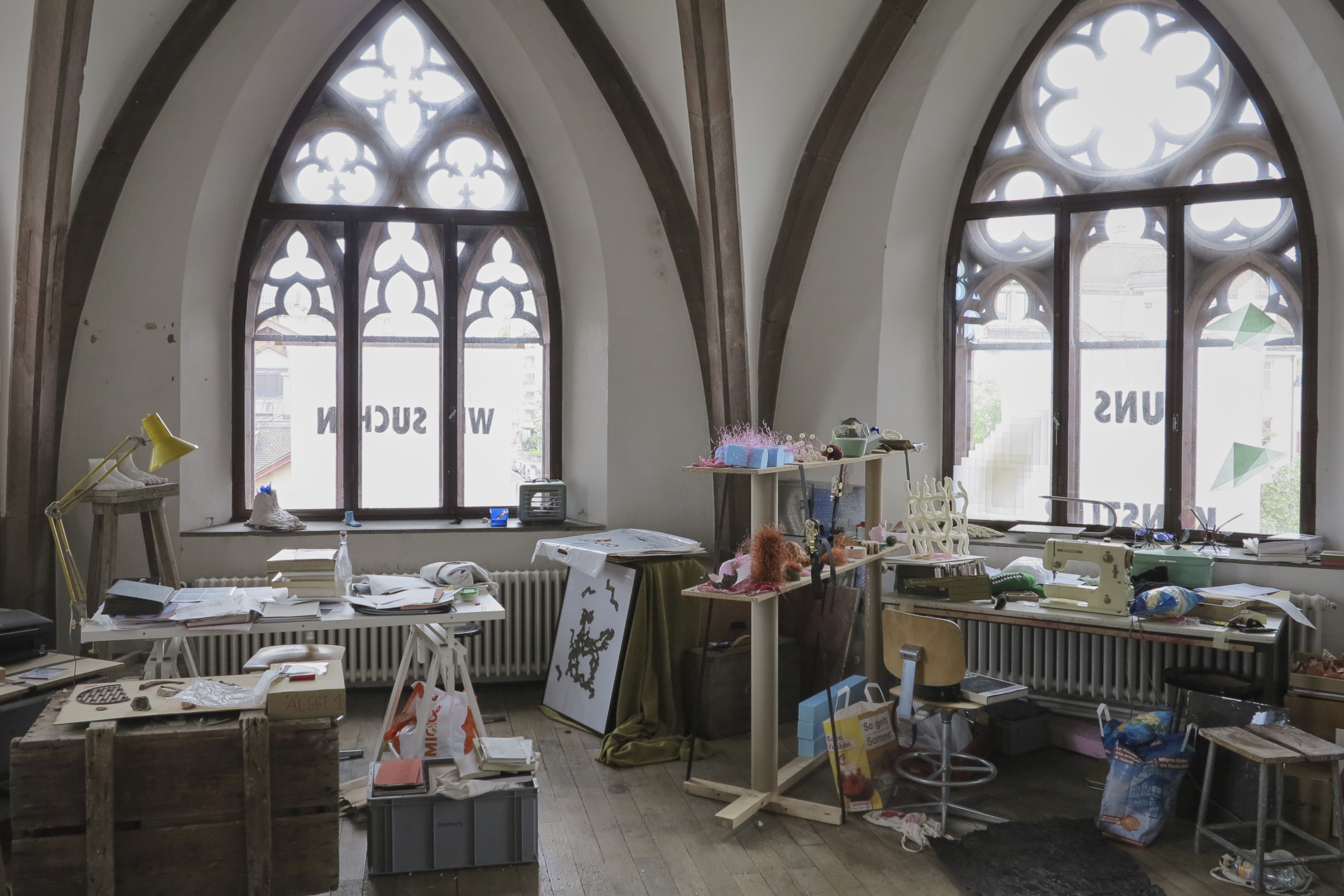 Ein Gemeinschaftsatelier im Kirchenschiff: An der Lokalität nagt der Zahn der Zeit. Sie ist etwas heruntergekommen, dafür aber historisch wertvoll.