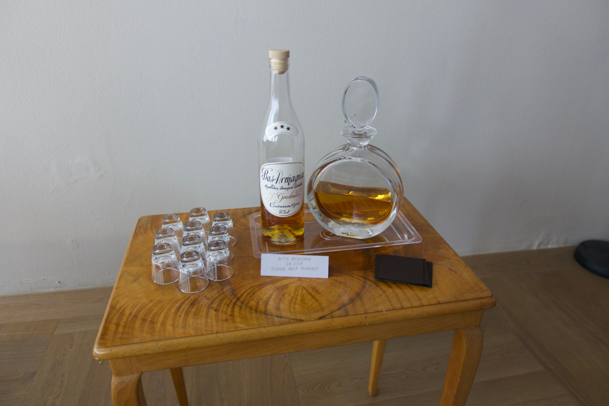 «Bitte bedienen Sie sich»: Ein Gläschen Armagnac zur Kunstinstallation «The secret life of things is open» von Wu Tsang im Club de Bâle.