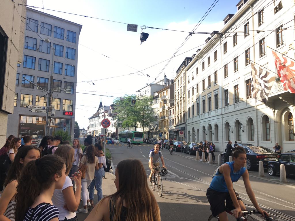 Wen kümmert die Art Basel? Justin Bieber taucht hier gleich auf!