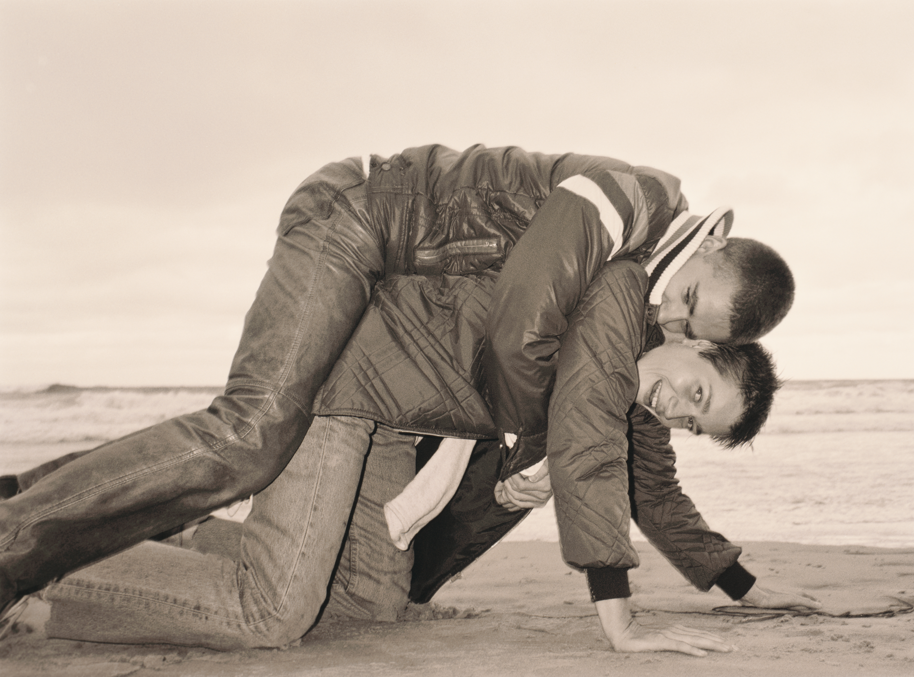 Wolfgang Tillmans: «Lutz & Alex on beach».