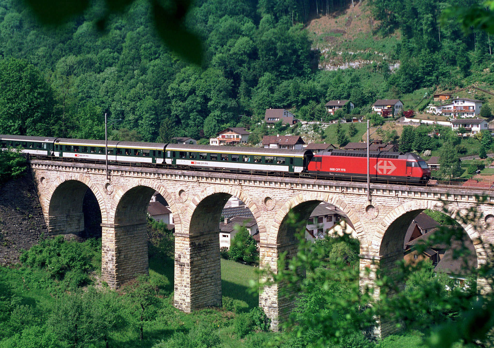 Seit Sonntag, 24. Mai 1998, fahren wieder Zuege ueber das Viadukt bei Ruemlingen BL. Am Sonntag wurde die SBB-Regionallinie von Sissach BL ueber Laeufelfingen BL nach Olten SO zumindest fuer ein Jahr wiedereroeffnet. Die Wiederaufnahme der alten Hauenstein-Linie erfolgt mit dem Fahrplanwechsel vom 24. Mai 1998. Die Regionallinie war seit April 1997 wegen Bauarbeiten unterbrochen. (KEYSTONE/Markus Stuecklin)