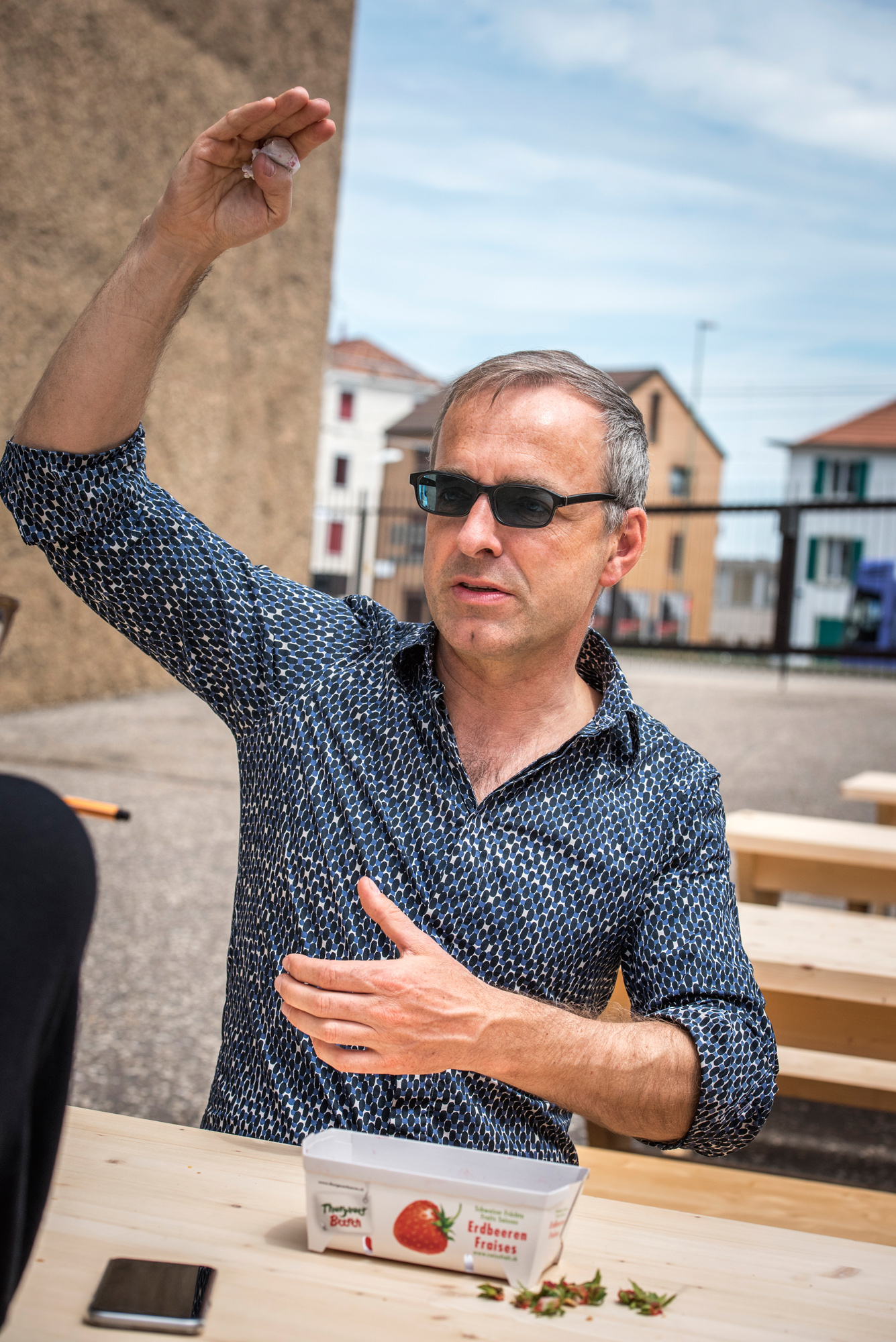 Mann der vielen Gesten: David Claerbout im Gespräch vor dem Schaulager.