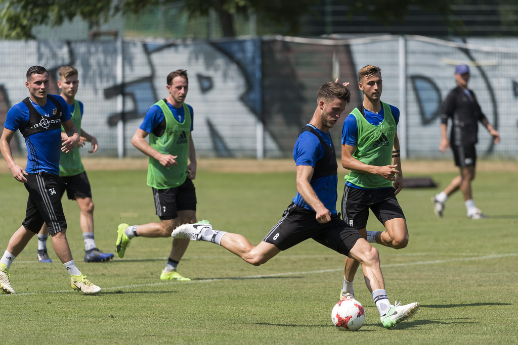 Ricky van Wolfswinkel schiesst ein Tor beim Trainingsstart des FC Basel 1893 auf den Trainingsplaetzen St. Jakob in Basel am Donnerstag, 22. Juni 2017. (KEYSTONE/Georgios Kefalas)