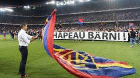 Der Basler Praesident Bernhard Heusler schwingt vor den Fans der Muttenzer Kurve die FCB-Fahne, mitten im Fussball Meistersch