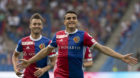 Der Basler Mohamed Elyounoussi, rechts, freut sich ueber sein 1:0 mit Basler Ricky van Wolfswinkel, links, im Fussball Meiste