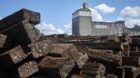 Die Rhenus AG lagert im Kleinhüninger Hafen seit Monaten belastete Eisenbahnschwellen. Angrenzende Gewerbler machen sich Sor