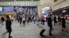Für einmal ungehinderte Sicht in die Haupthalle. Zu Hauptverkehrszeiten ist sie vor lauter Menschen kaum zu sehen.
