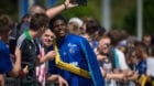 Fußball: Bundesliga, Trainingsauftakt FC Schalke 04 am 03.07.2017 in Gelsenkirchen. Breel Embolo trägt Trainingsutensilien 