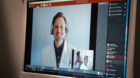 Der Arzt fragt, berät und leitet die Praxis-Assistentin per Skype an. 