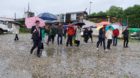 Richter, Gutachter, Parteivertreter und Medienleute im strömenden Regen auf dem Holzpark-Areal.