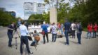 Beinahe mehr Journalisten als Demonstranten fanden sich vor dem Novartis-Campus ein.