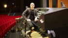 Cameron Carpenter an seiner digitalen Orgel im Musical-Theater.