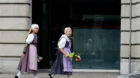 Frauen mit Trachten gehen an einer Filiale der Grossbank Credit Suisse vorbei, am Schweizer Nationalfeiertag, dem 1. August 2
